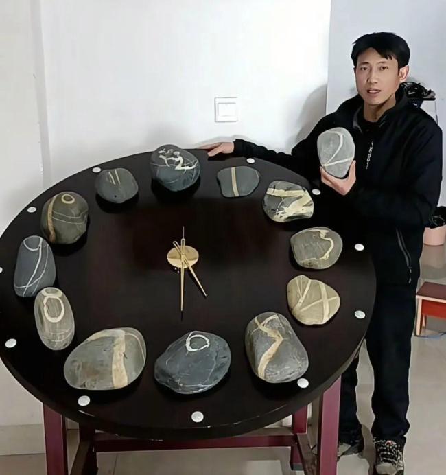 男子10年拼出“天然时钟” 奇石天成数字