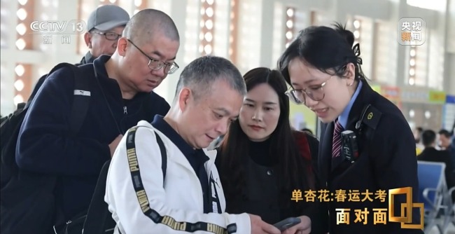 春运售票进入繁忙阶段 记者探访12306售票监控中心