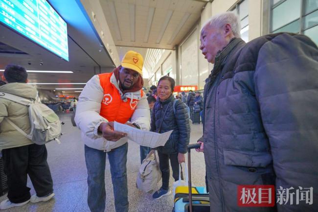 武昌火车站现“洋雷锋” 外籍志愿者助力春运