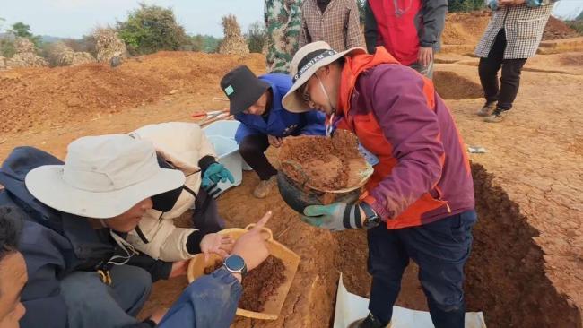弥勒发现两千多年前墓地 出土文物展现汉代青铜辉煌