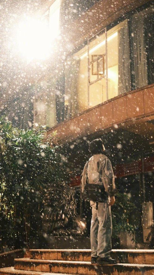 白敬亭内搭 冬日高级感的温柔诠释