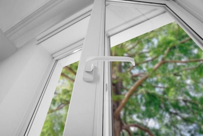 15岁女生为和男友约会翻窗坠亡