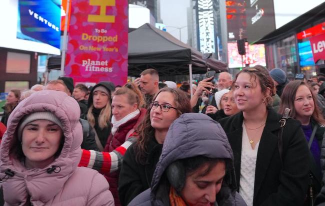 老外涌进江边小城过年 体验中国年味