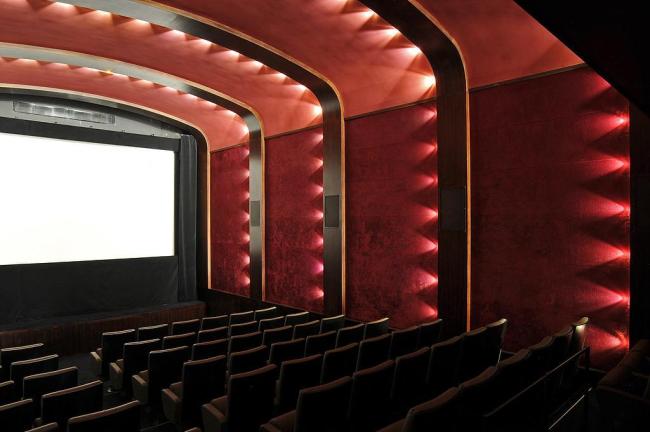 看电影时忍不住刷手机 像烟瘾犯了 注意力危机蔓延