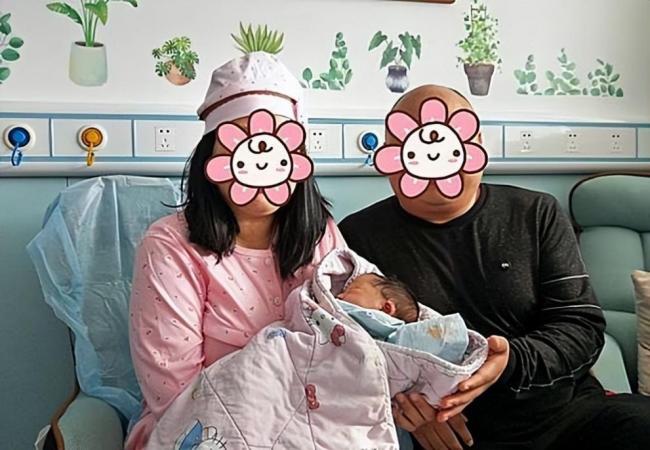 女子腹痛3天就医被告知将临盆 十年备孕终得子