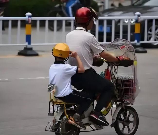 骑车人因搭载超12周岁人员被罚 新规引发热议