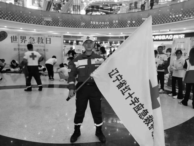 定州舰悼念战友金城龙