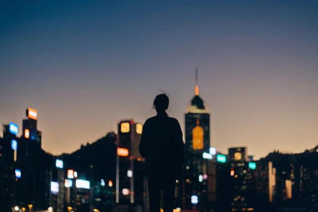 中巴适 说方言不高级是偏见：乡音里的温情与真实