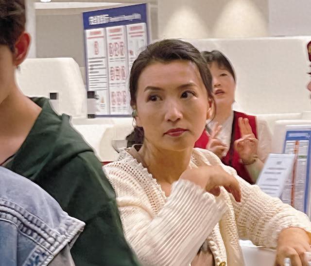 45岁陈好现身北京,衣着邋遢三角区显眼,网友:怎么老成这样了!