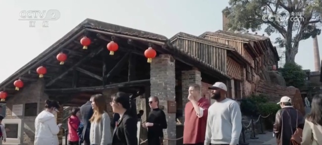 “到中国过春节”成为时髦新风尚 外国游客纷至沓来