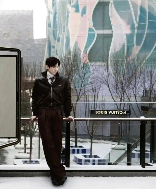 白敬亭内搭 冬日高级感的温柔诠释