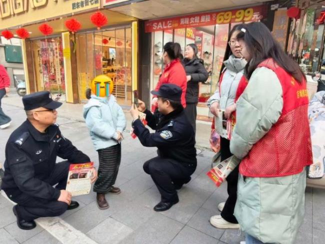 肥东7岁女孩街头走散一直哭 警方暖心助其寻亲