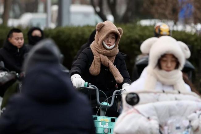 北京大风寒潮双蓝色预警持续生效 气温骤降8℃