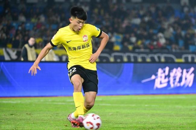 深圳新鹏城签西班牙青训抢断王杨希