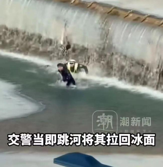 男子逃避查酒驾在冰面上奔跑 酒驾逃逸引发围观