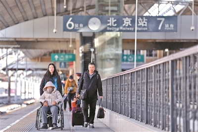 “志愿蓝”护航春运平安路 05后与老兵共守