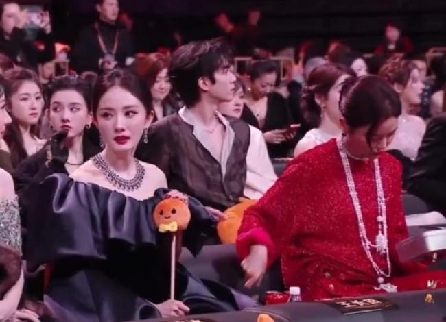 媒体评微博之夜“抢C”争议 座位风波引发热议