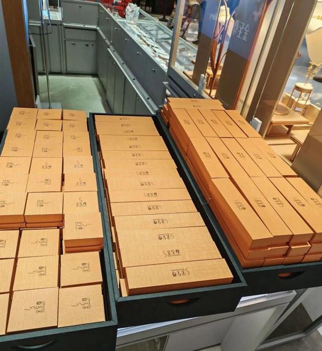 女老板一口气买238件金饰送员工