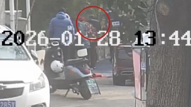 两位好心人纵身跳入冰河救起老人