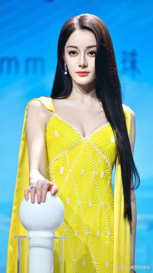 迪丽热巴黑长直的神 又好意思又飒气场全开