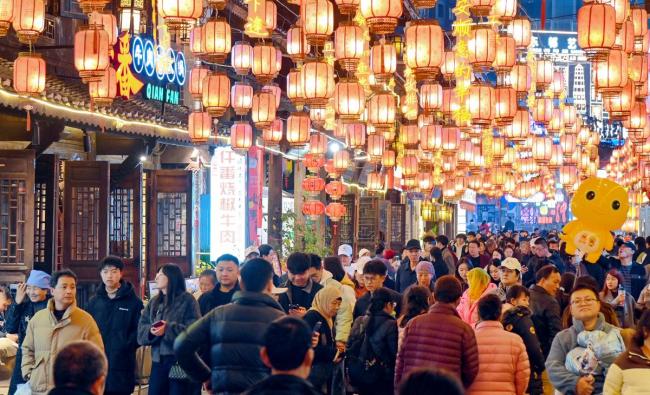 女子一家开车跨越超3000公里回湘过年 慢行中的温暖与坚守