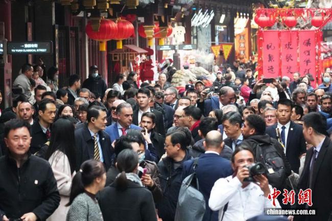 乌拉圭总统逛豫园拍不停 体验中国年味