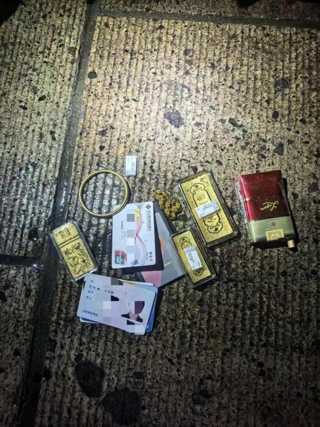 男子抢走金店黄金5分钟落网 警方迅速反应