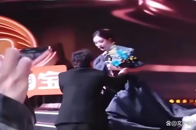 沈腾忘词张艺谋宋佳杨幂刘耀文笑疯了 授奖礼变笑剧现场