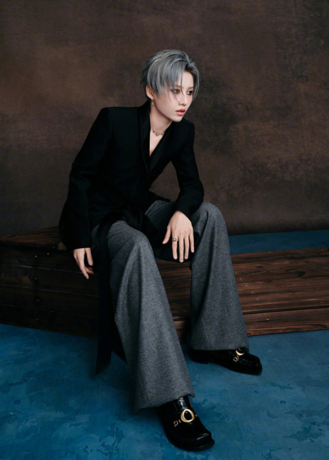 刘雨昕裸粉玫瑰妆 微博之夜绝好意思造型