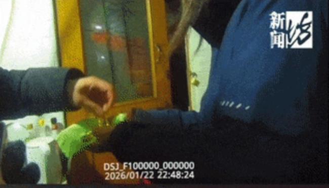 女子误把百余克黄金随旧衣一起扔了 贵重物品不慎遗失