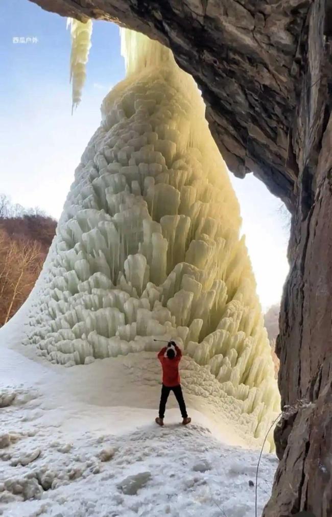 山西五台滴水崖冰瀑布太壮观了 自然奇观持续数月