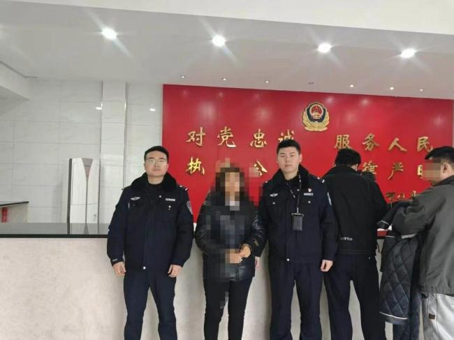 营业员帮老人取钱后私藏被抓