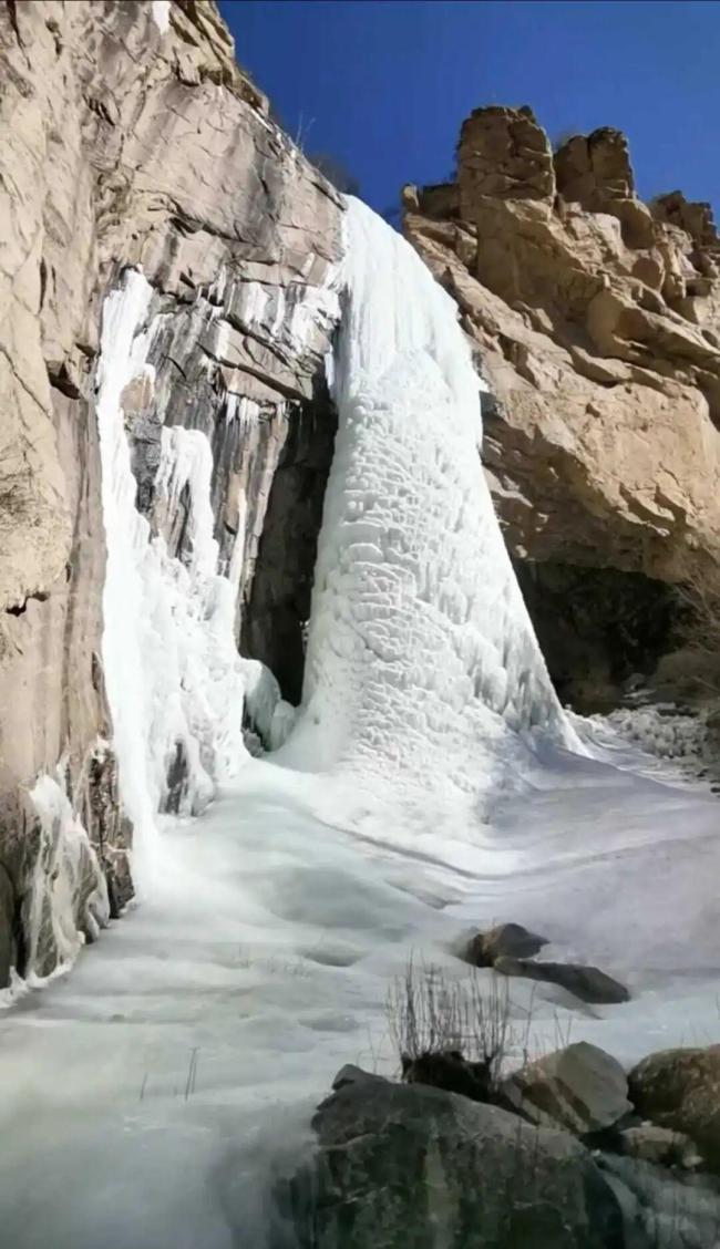 山西五台滴水崖冰瀑布太壮观了