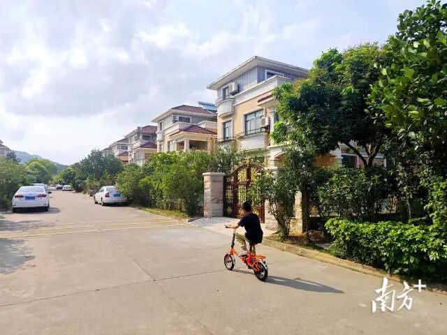 别墅村分钱：16岁以上3万5 1岁有近1万 村民共享财富红利