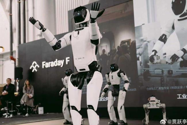 贾跃亭发布三款机器人 进军智能领域
