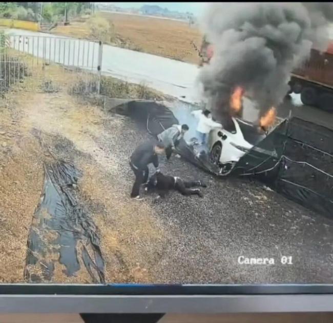 云南男子从起火车中救3人:实为过错方 货车司机违章引发事故