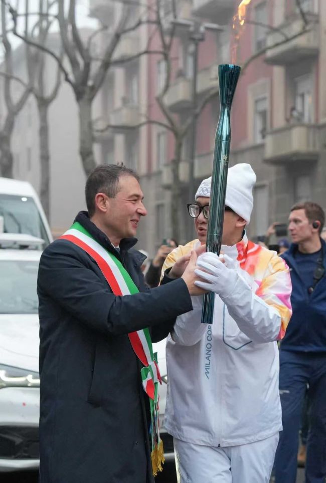 冬奥会中国火炬手:亲吻了奥运火炬 激动分享荣耀时刻