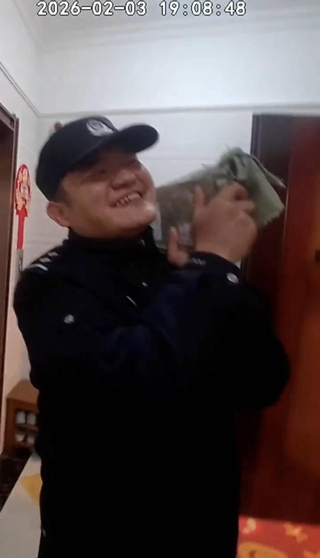 男人网购椅子收到一块15公斤银砖 偶然之财激发乌龙