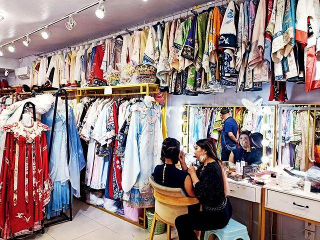 故宫旁的大楼，爆出100多家“格格工厂” 汉服热潮席卷京城