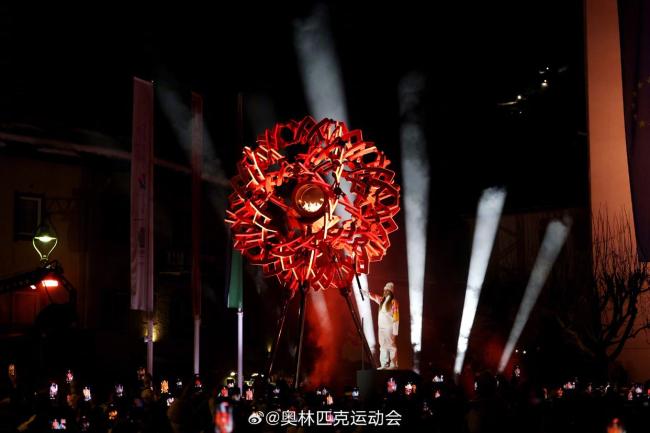 中国队蓝羽绒服 好看 冬装成焦点