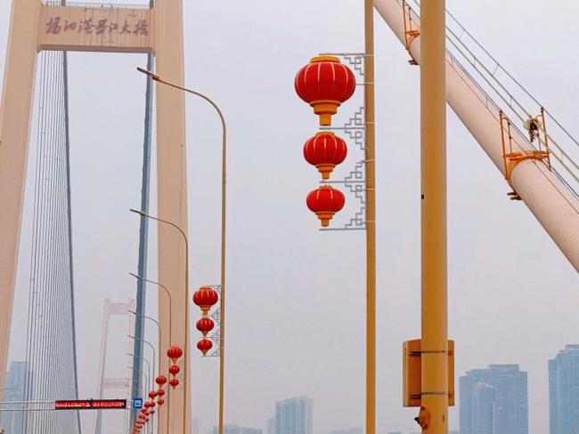 武汉红灯笼挂起来了 年味十足 新春喜庆铺就底色