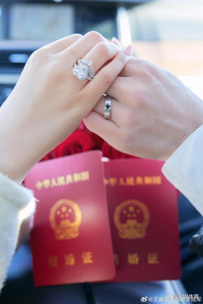 王昶求婚梁伟铿递戒指 甜蜜爱情引全网祝福