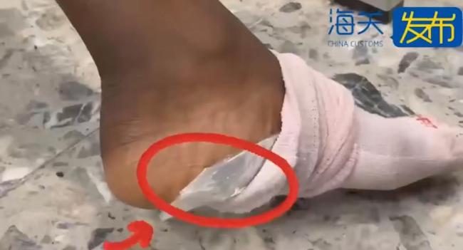 脚底藏大麻被海关闻出 敏锐嗅觉立功