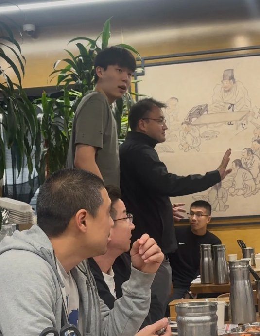 李凯尔搂着杨瀚森聊天两人开怀大笑