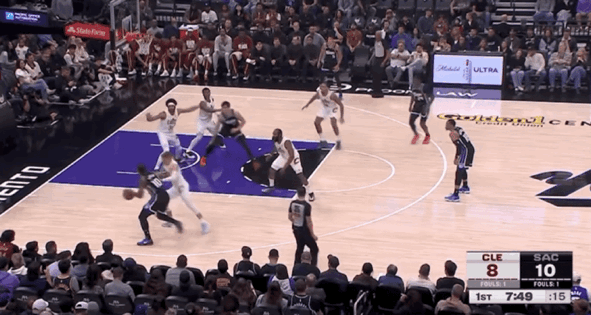 骑士逆转送国王12连败 哈登首秀23+8 米切尔末节17分锁定胜局