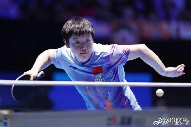 孙颖莎怕天气潮湿给球拍“盖被子” 可爱举动引网友热议