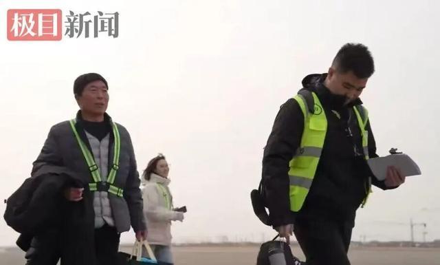 男人开飞机带父亲返乡 空中赏景新体验