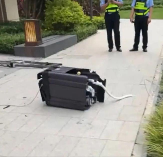 广东一男子与女友吵架高空抛物 情绪失控连扔两物险伤人