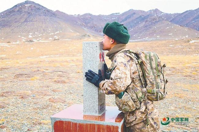 战士登上勇士峰完成戍边