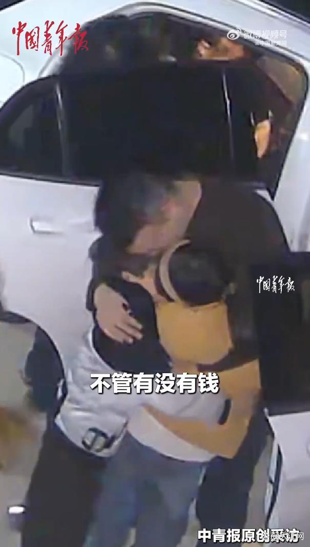 夫妇从浙江自驾回湖北过年和孩子牢牢相拥